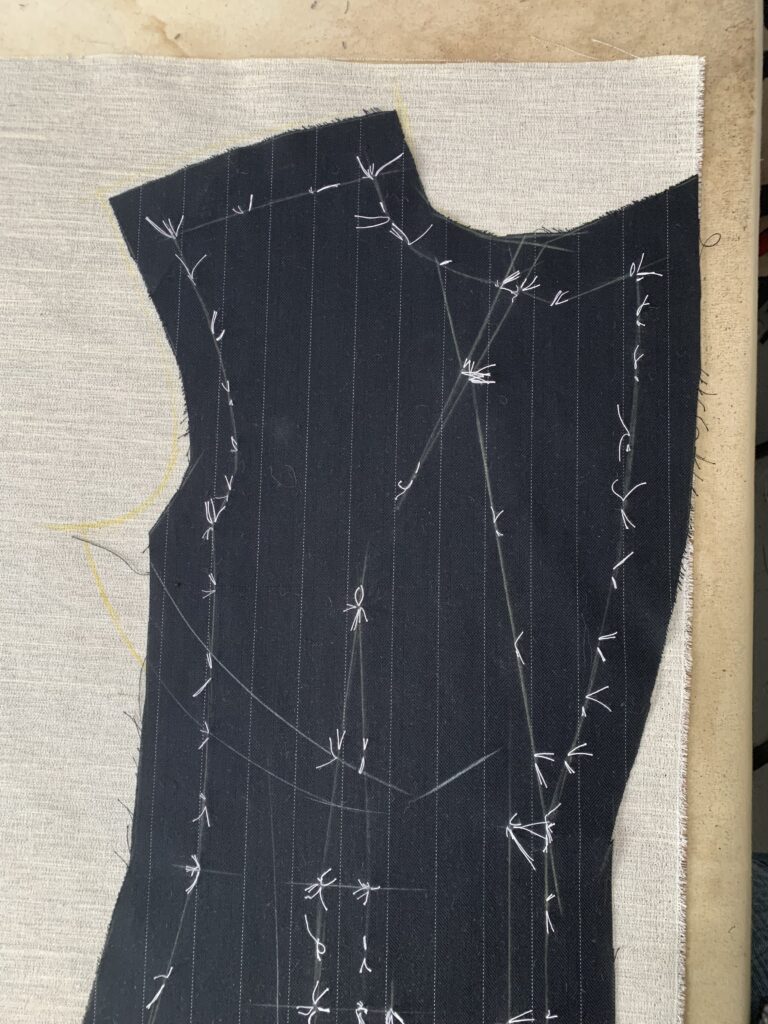 Body canvas cut on the straight grain