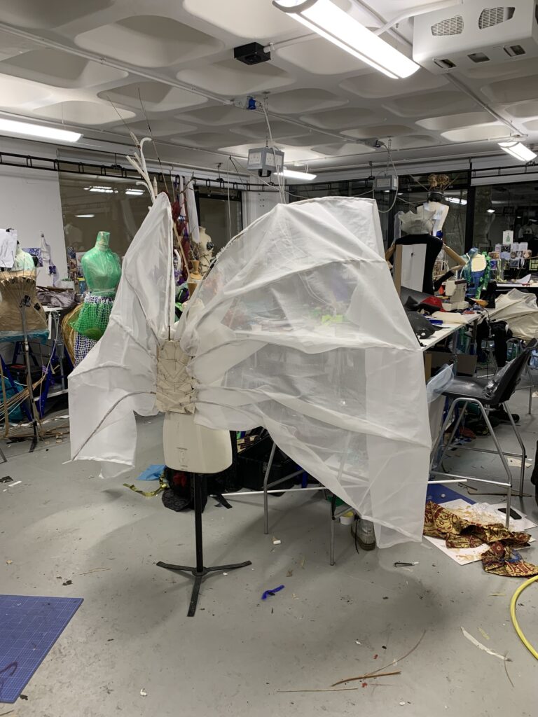 Successfully supports the weight of the fabric
